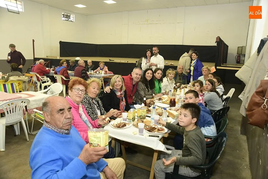 Paisanos y familiares volvieron a juntarse en la comida popular de las fiestas/ Rep. Gráfico: Adrián M.Pastor