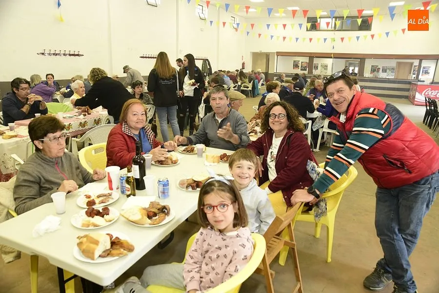Paisanos y familiares volvieron a juntarse en la comida popular de las fiestas/ Rep. Gráfico: Adrián M.Pastor