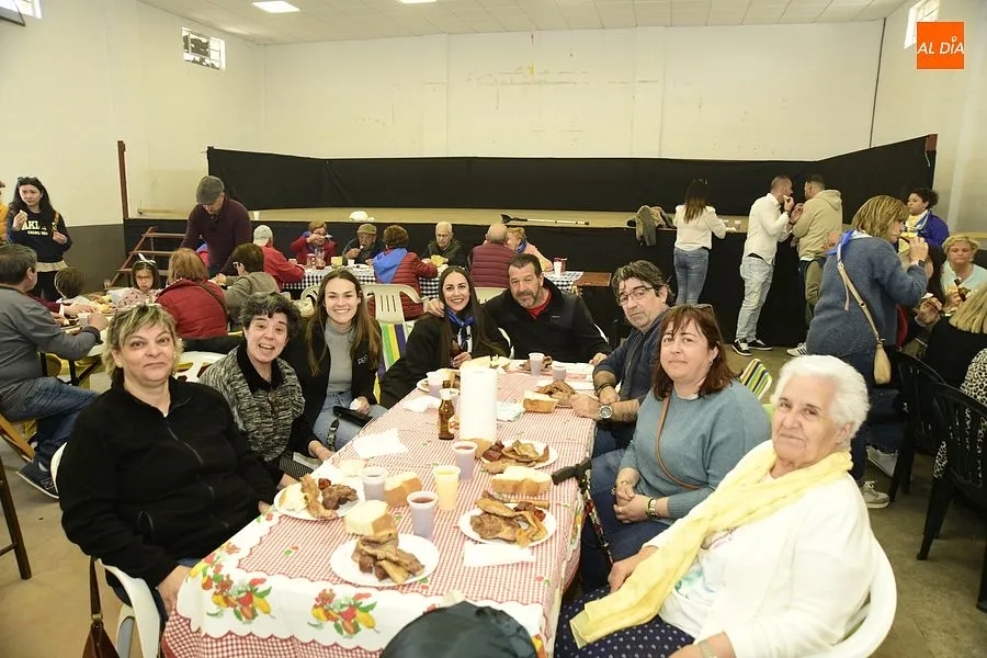 Paisanos y familiares volvieron a juntarse en la comida popular de las fiestas/ Rep. Gráfico: Adrián M.Pastor