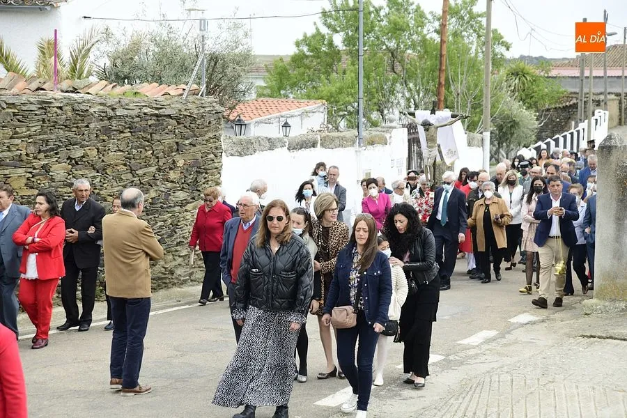 Numerosos devotos acompañan al Cristo de la Exaltación en Gallegos de Argañán/ Rep. Gráfico: Adrián M. Pastor