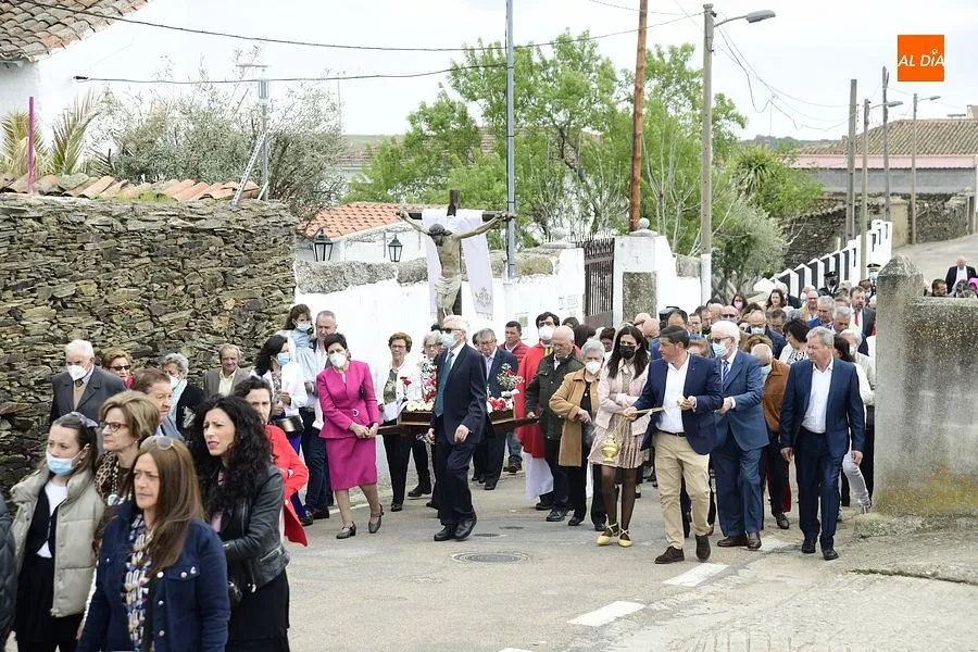 Numerosos devotos acompañan al Cristo de la Exaltación en Gallegos de Argañán/ Rep. Gráfico: Adrián M. Pastor