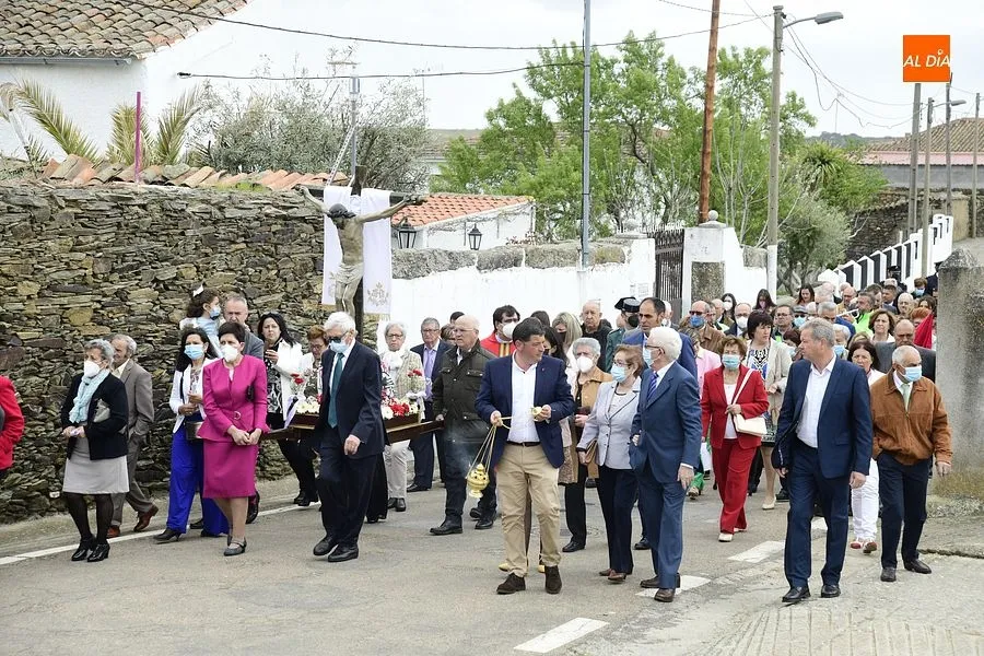 Numerosos devotos acompañan al Cristo de la Exaltación en Gallegos de Argañán/ Rep. Gráfico: Adrián M. Pastor