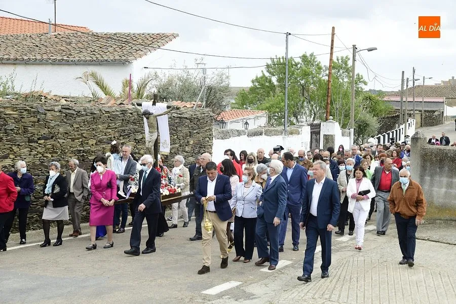 Numerosos devotos acompañan al Cristo de la Exaltación en Gallegos de Argañán/ Rep. Gráfico: Adrián M. Pastor