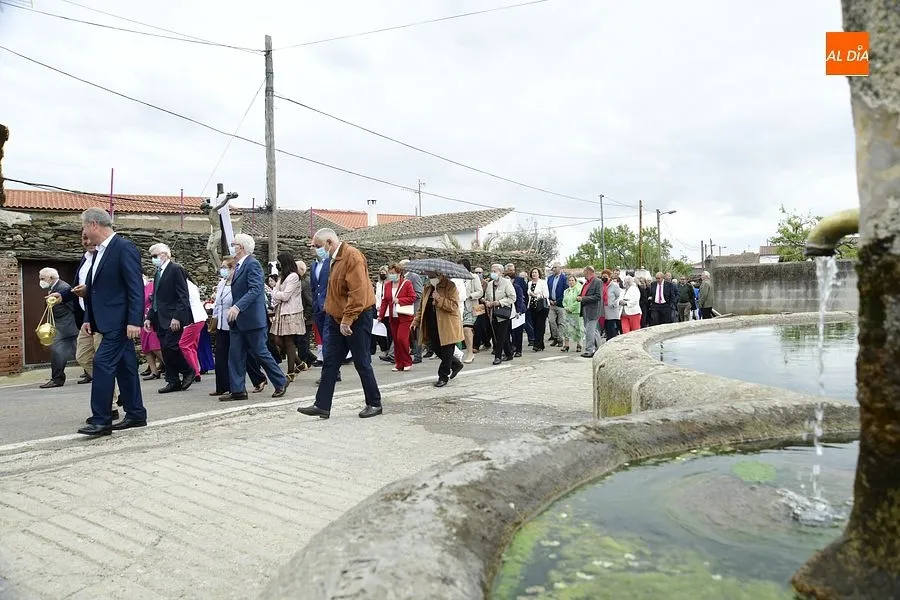 Numerosos devotos acompañan al Cristo de la Exaltación en Gallegos de Argañán/ Rep. Gráfico: Adrián M. Pastor