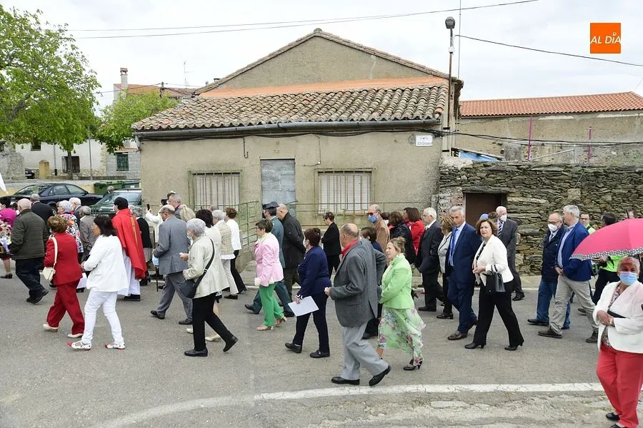 Numerosos devotos acompañan al Cristo de la Exaltación en Gallegos de Argañán/ Rep. Gráfico: Adrián M. Pastor