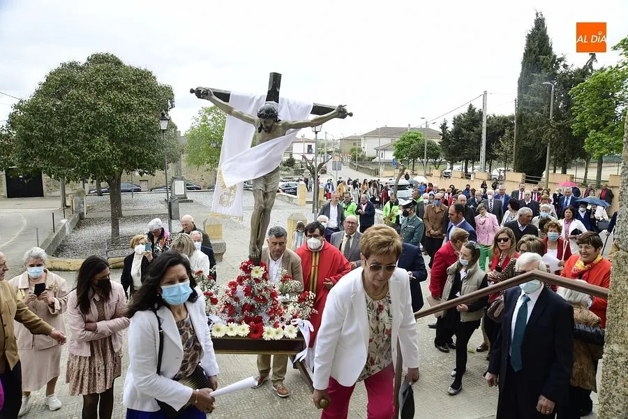 Numerosos devotos acompañan al Cristo de la Exaltación en Gallegos de Argañán/ Rep. Gráfico: Adrián M. Pastor