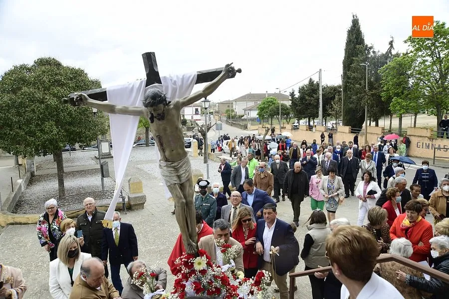 Numerosos devotos acompañan al Cristo de la Exaltación en Gallegos de Argañán/ Rep. Gráfico: Adrián M. Pastor
