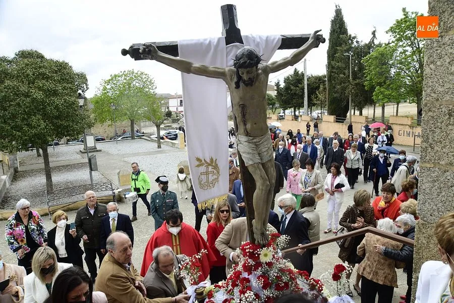 Numerosos devotos acompañan al Cristo de la Exaltación en Gallegos de Argañán/ Rep. Gráfico: Adrián M. Pastor
