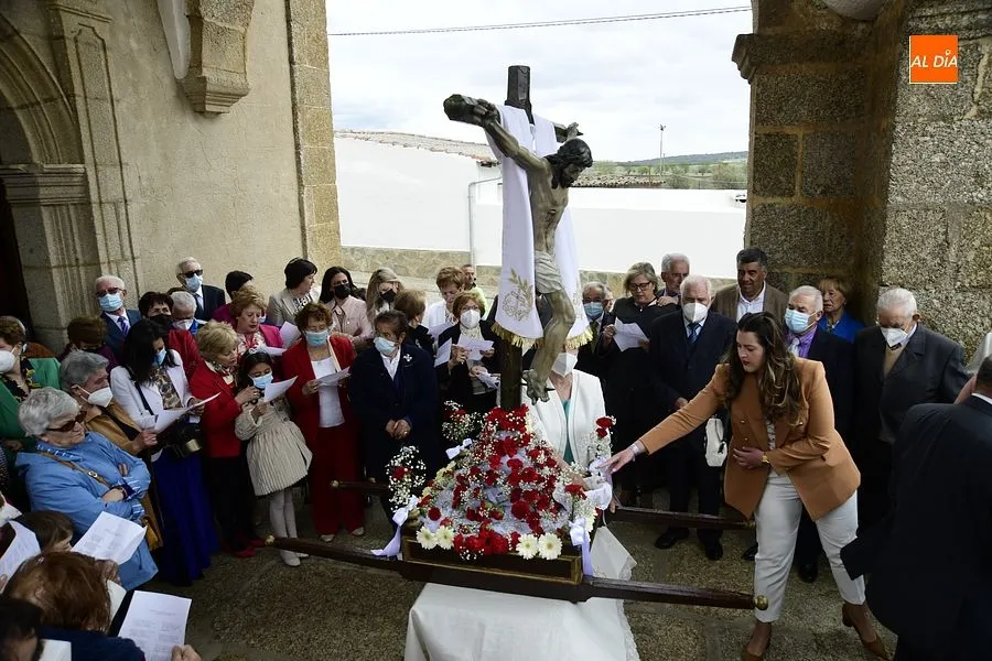 Numerosos devotos acompañan al Cristo de la Exaltación en Gallegos de Argañán/ Rep. Gráfico: Adrián M. Pastor