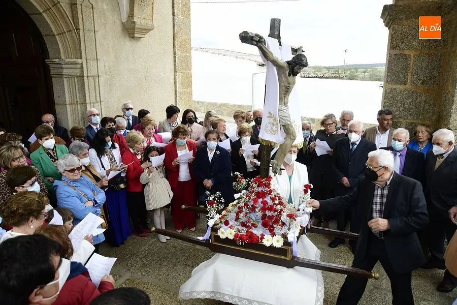 Numerosos devotos acompañan al Cristo de la Exaltación en Gallegos de Argañán/ Rep. Gráfico: Adrián M. Pastor