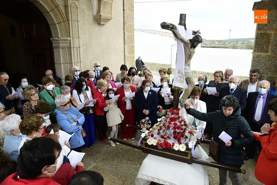 Numerosos devotos acompañan al Cristo de la Exaltación en Gallegos de Argañán/ Rep. Gráfico: Adrián M. Pastor