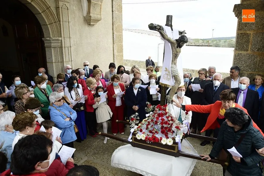 Numerosos devotos acompañan al Cristo de la Exaltación en Gallegos de Argañán/ Rep. Gráfico: Adrián M. Pastor