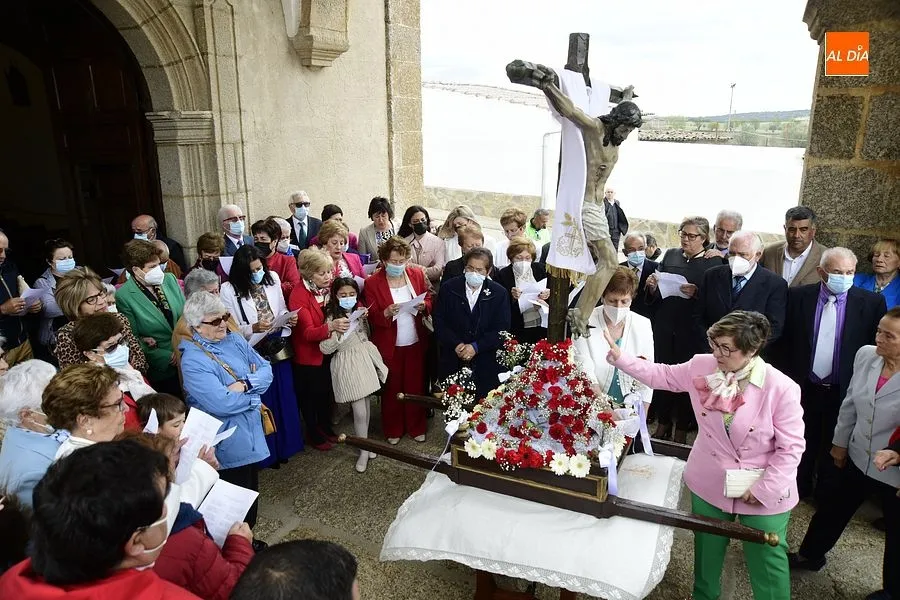 Numerosos devotos acompañan al Cristo de la Exaltación en Gallegos de Argañán/ Rep. Gráfico: Adrián M. Pastor