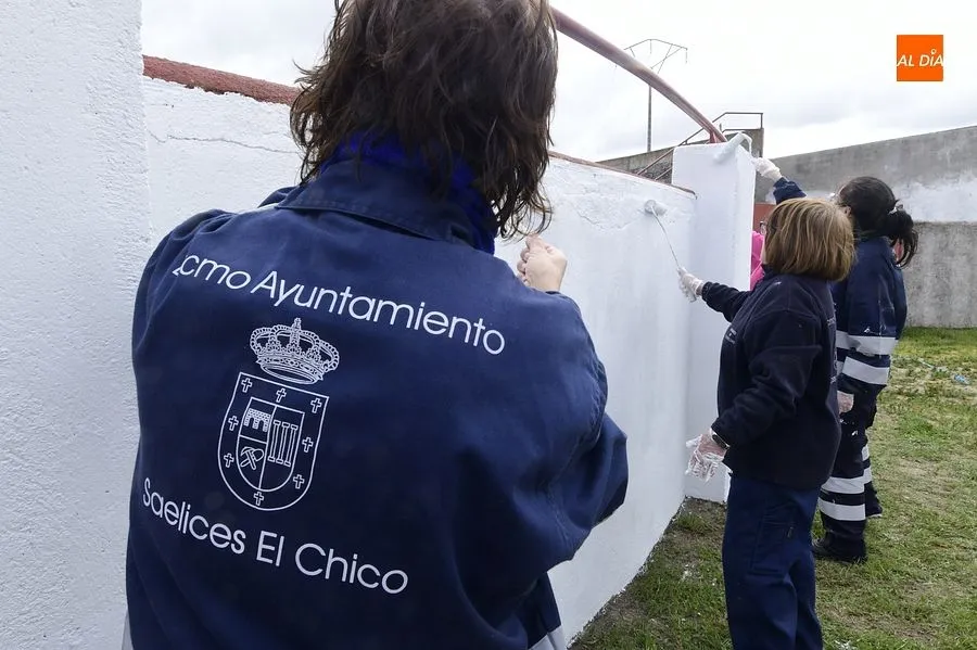 Trabajadoras del Ayuntamiento adecentan instalaciones públicas