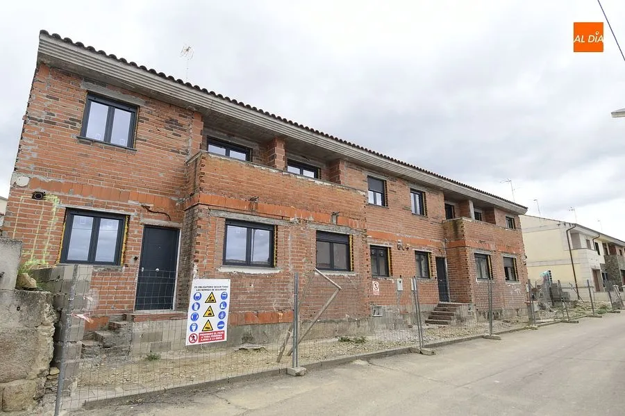 Chalets afectados por la crisis económica 2008/14 en las que se quieren hacer viviendas rurales a través de una iniciativa privada