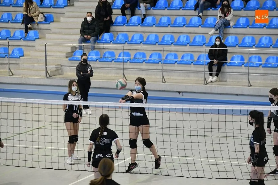 El equipo femenino de Voleibol en el encuentro con el Peñaranda y entre los dos equipos mirobrigenses/ Rep. gráfico: Adrián M.Pastor
