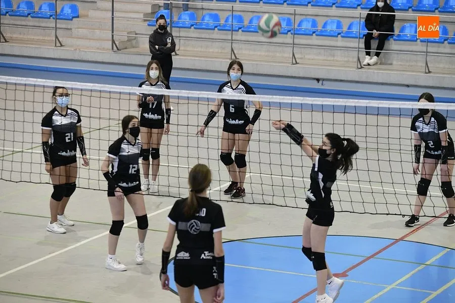 El equipo femenino de Voleibol en el encuentro con el Peñaranda y entre los dos equipos mirobrigenses/ Rep. gráfico: Adrián M.Pastor