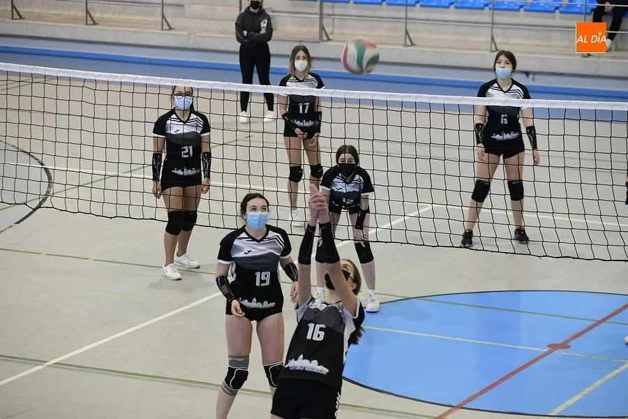 El equipo femenino de Voleibol en el encuentro con el Peñaranda y entre los dos equipos mirobrigenses/ Rep. gráfico: Adrián M.Pastor