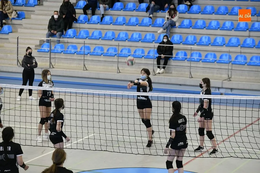 El equipo femenino de Voleibol en el encuentro con el Peñaranda y entre los dos equipos mirobrigenses/ Rep. gráfico: Adrián M.Pastor