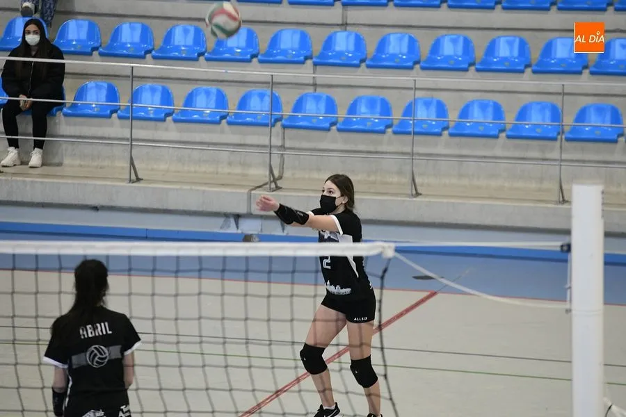 El equipo femenino de Voleibol en el encuentro con el Peñaranda y entre los dos equipos mirobrigenses/ Rep. gráfico: Adrián M.Pastor