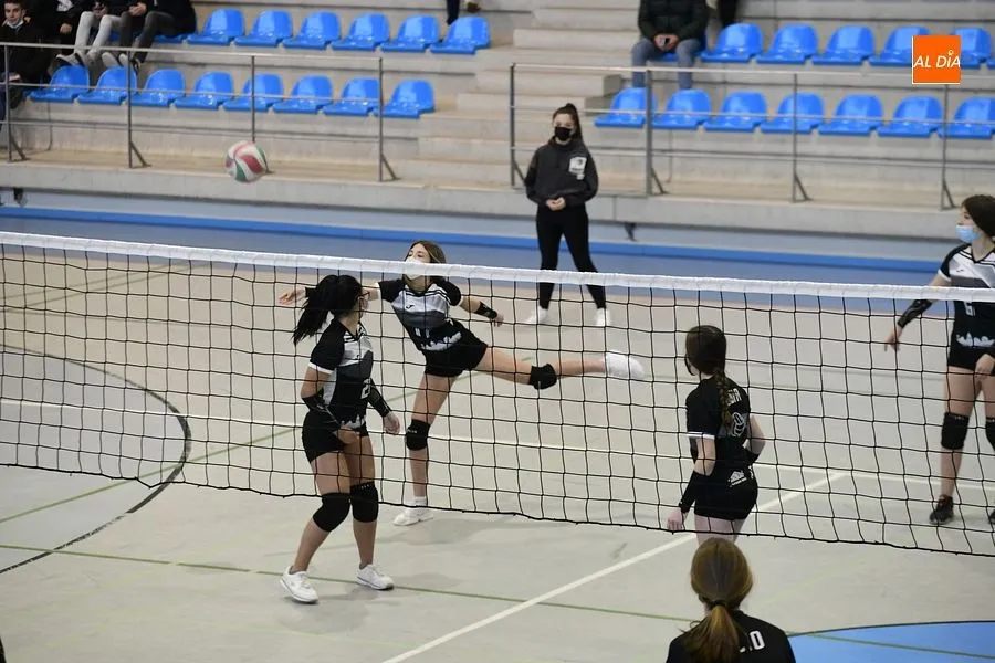 El equipo femenino de Voleibol en el encuentro con el Peñaranda y entre los dos equipos mirobrigenses/ Rep. gráfico: Adrián M.Pastor