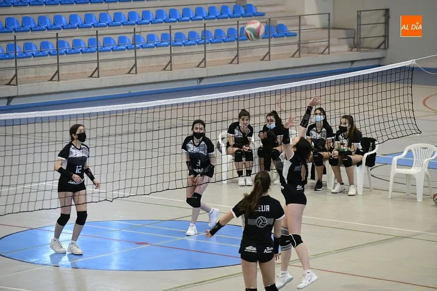 El equipo femenino de Voleibol en el encuentro con el Peñaranda y entre los dos equipos mirobrigenses/ Rep. gráfico: Adrián M.Pastor