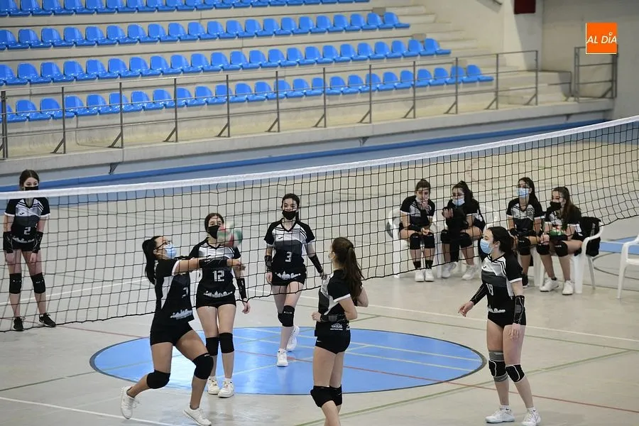 El equipo femenino de Voleibol en el encuentro con el Peñaranda y entre los dos equipos mirobrigenses/ Rep. gráfico: Adrián M.Pastor