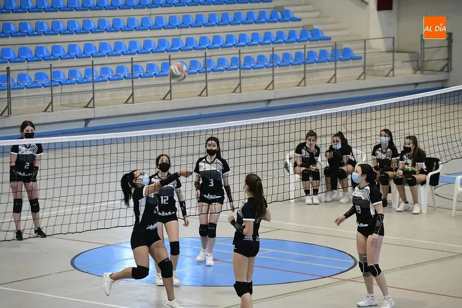 El equipo femenino de Voleibol en el encuentro con el Peñaranda y entre los dos equipos mirobrigenses/ Rep. gráfico: Adrián M.Pastor