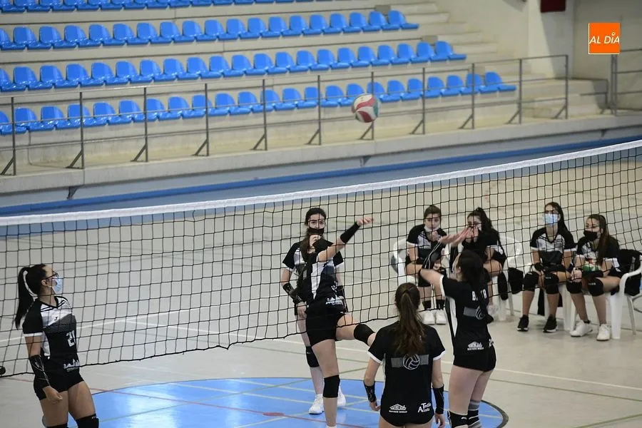 El equipo femenino de Voleibol en el encuentro con el Peñaranda y entre los dos equipos mirobrigenses/ Rep. gráfico: Adrián M.Pastor