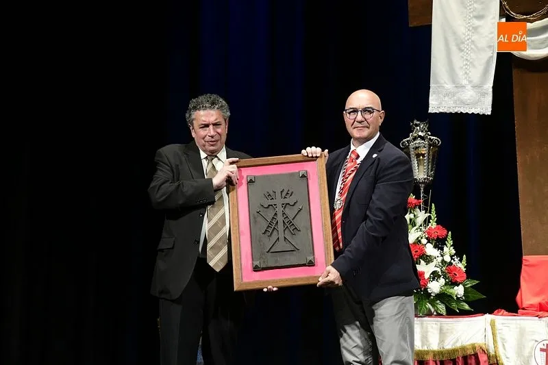Carlos García Medina hace entrega del relieve en madera de Gumersindo Lagar, padre del pintor Celso Lagar/ Foto: Adrián M PAstor 
