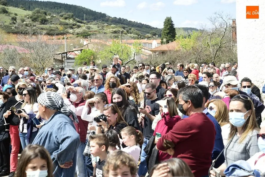 Las calles de Serradilla del Arroyo se llenaron de gente para ver la representación vecinal de La Pasión de Cristo / Rep. gráfico: Adrián M.Pastor