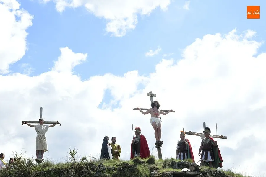 Las calles de Serradilla del Arroyo se llenaron de gente para ver la representación vecinal de La Pasión de Cristo / Rep. gráfico: Adrián M.Pastor
