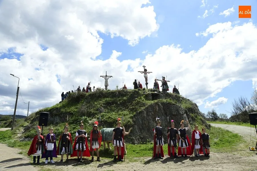 Las calles de Serradilla del Arroyo se llenaron de gente para ver la representación vecinal de La Pasión de Cristo / Rep. gráfico: Adrián M.Pastor