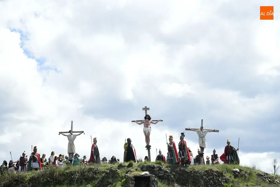 Las calles de Serradilla del Arroyo se llenaron de gente para ver la representación vecinal de La Pasión de Cristo / Rep. gráfico: Adrián M.Pastor