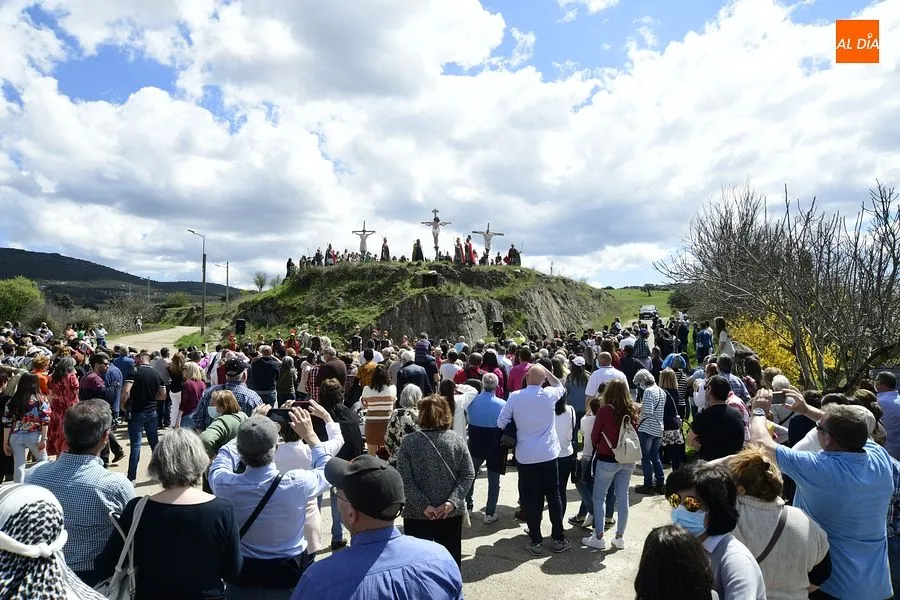 Las calles de Serradilla del Arroyo se llenaron de gente para ver la representación vecinal de La Pasión de Cristo / Rep. gráfico: Adrián M.Pastor