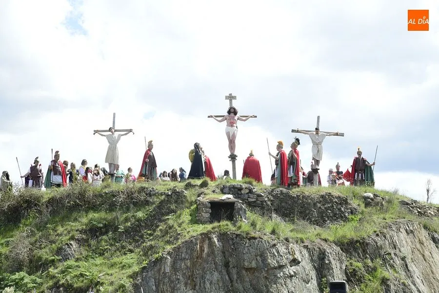 Las calles de Serradilla del Arroyo se llenaron de gente para ver la representación vecinal de La Pasión de Cristo / Rep. gráfico: Adrián M.Pastor