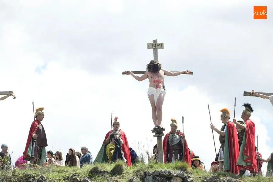 Las calles de Serradilla del Arroyo se llenaron de gente para ver la representación vecinal de La Pasión de Cristo / Rep. gráfico: Adrián M.Pastor