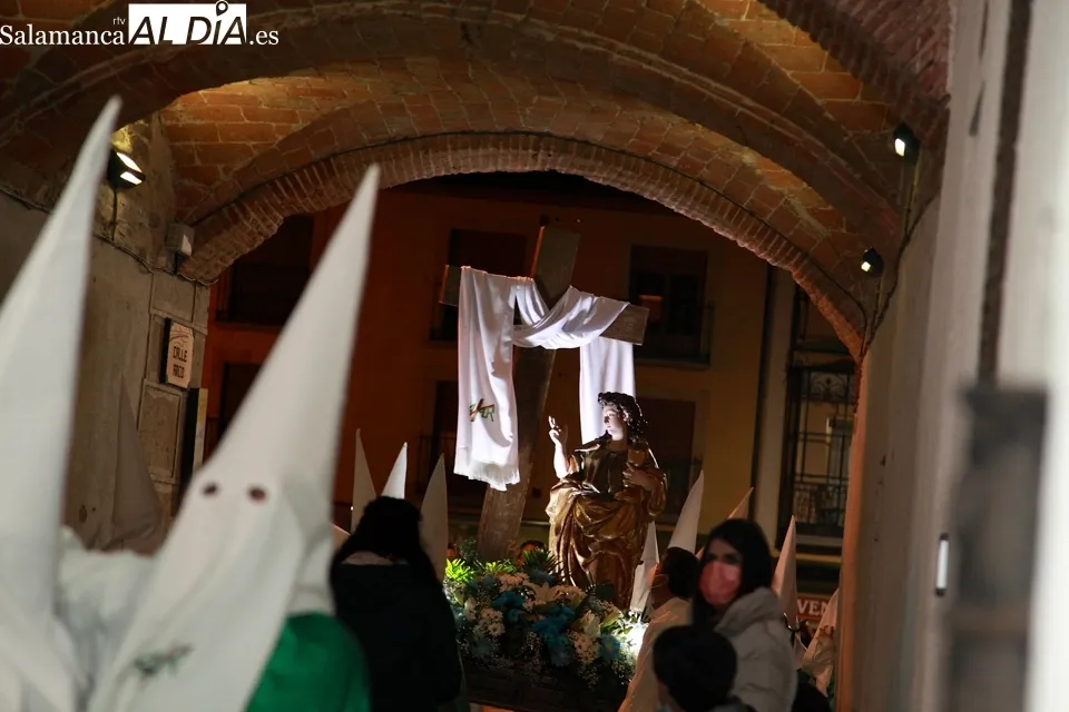 Foto 14 - Procesi&oacute;n de la Cofrad&iacute;a de la Cruz y del Amor en la noche del Mi&eacute;rcoles Santo