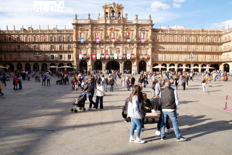 Numerosos turistas ocupan hoy la plaza Mayor de Salamanca - David Sañudo
