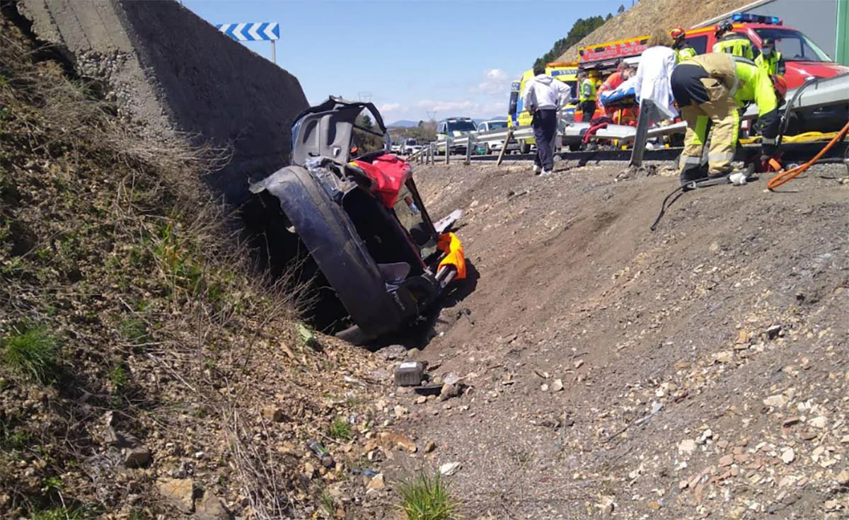 Imagen de cómo ha quedado el vehículo tras impactar contra el talud. Foto: Infobierzo 