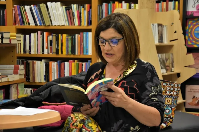 La autora Ajo Diz, durante la presentación de su libro este miércoles en Salamanca. Fotos: Carmen Borrego 