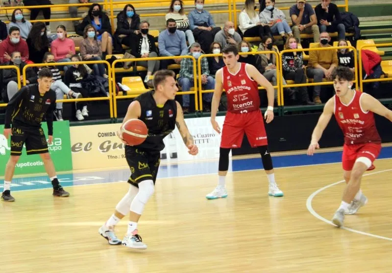 Foto 3 - El CB Tormes pierde ante el Obradoiro, segundo clasificado (64-67)