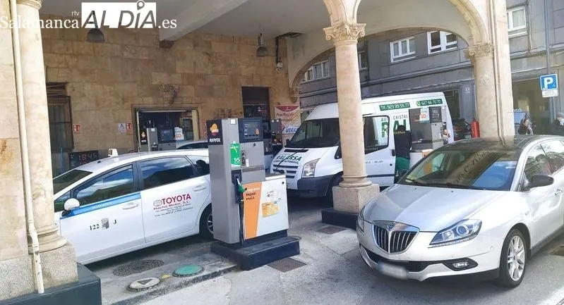 Vehículos repostando en la gasolinera de la Puerta Zamora. Foto de David Sañudo