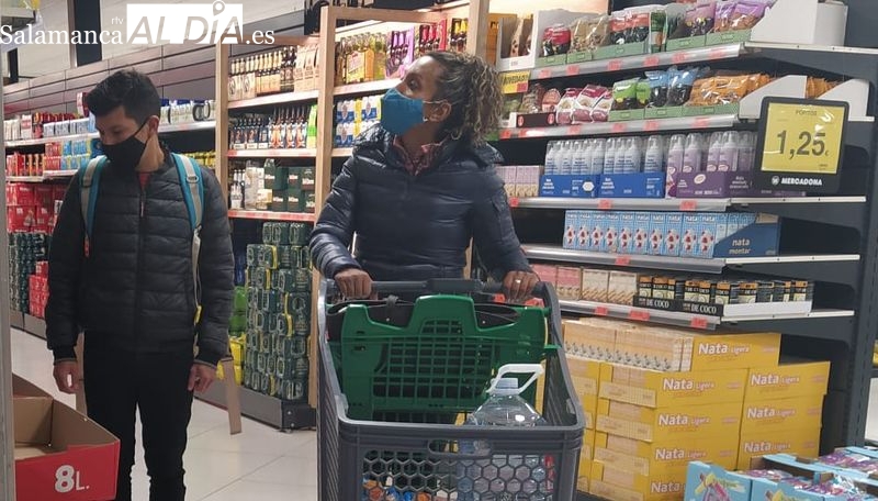 Salmantinos con mascarilla en supermercados, en el primer día en el que no es obligatoria en interiores