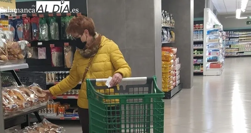 Salmantinos con mascarilla en supermercados, en el primer día en el que no es obligatoria en interiores