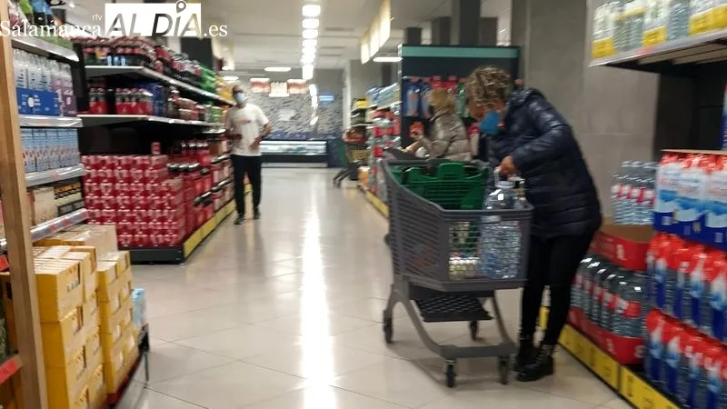 Salmantinos con mascarilla en supermercados, en el primer día en el que no es obligatoria en interiores