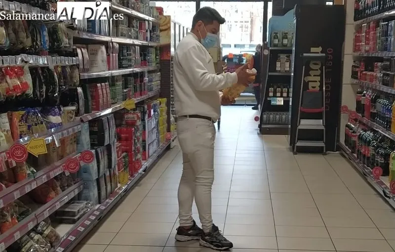 Salmantinos con mascarilla en supermercados, en el primer día en el que no es obligatoria en interiores