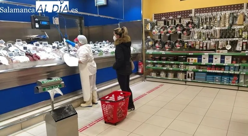 Salmantinos con mascarilla en supermercados, en el primer día en el que no es obligatoria en interiores