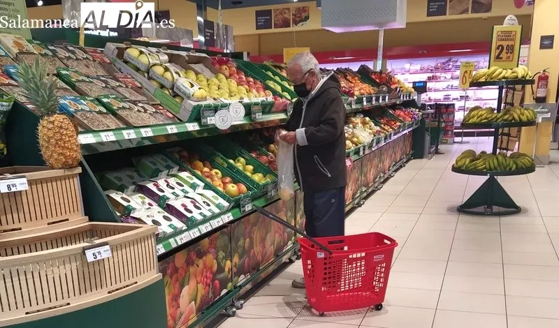 Salmantinos con mascarilla en supermercados, en el primer día en el que no es obligatoria en interiores