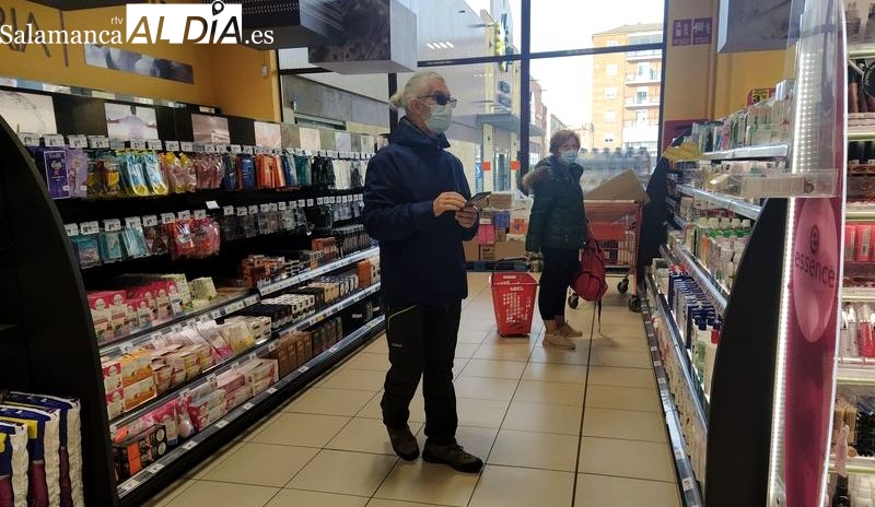Salmantinos con mascarilla en supermercados, en el primer día en el que no es obligatoria en interiores